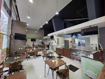 Local Comercial en arriendo mensual en Arrienda Local 184 M2 UF 147 Santiago Centro