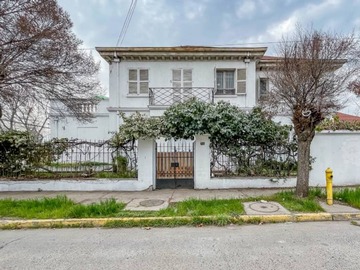 Casa en venta en Hermosa casa ubicada a pasos del estadio nacional, ñuñoa, Ñuñoa - 6 dormitorios, 4 baños