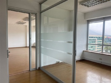 Oficina en venta en Amplia y comoda of cina en importante centro de negocios en avl la dehesa frente al portal, Lo Barnechea - 2 dormitorios, 2 baños