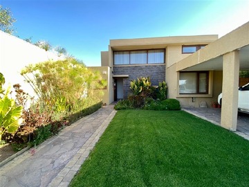 Casa en venta en Los Libertadores con san luis, Colina - 4 dormitorios, 4 baños