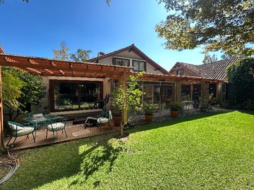 Casa en venta en Barrio con colegios, clinicas, comercio (146954), Las Condes - 5 dormitorios, 4 baños