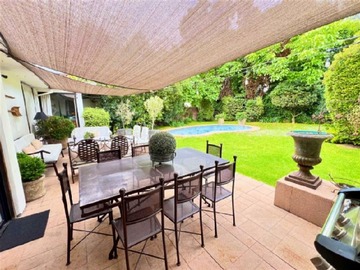 Casa en venta en Excelente casa con gran y lindo jardin con piscina, muy buen sector¡¡¡, Vitacura - 4 dormitorios, 3 baños