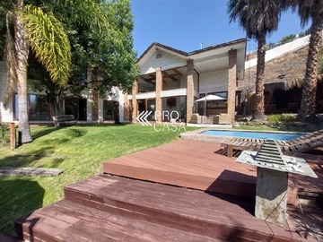 Casa en venta en Quinchamali, Las Condes - 4 dormitorios, 3 baños