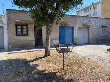 Casa en venta en "Oportunidad en Quinta Normal 2 Propiedades (61750), Quinta Normal - 5 dormitorios, 3 baños