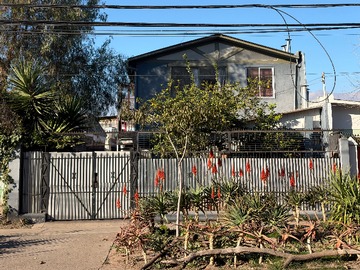 Casa en venta en Casa de Dos Pisos Ideal para Familias Numerosas O Inversión - 8 dormitorios, 3 baños