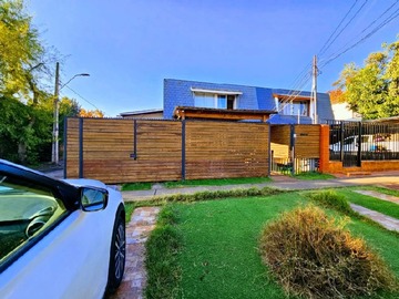 Casa en venta en Cercano a metro quilin, Peñalolén - 4 dormitorios, 3 baños