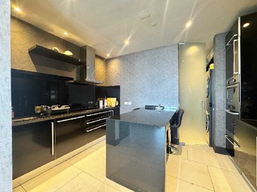 Departamento en venta en Luminoso Hogar con Amplios Espacios (131913), Las Condes - 2 dormitorios, 2 baños