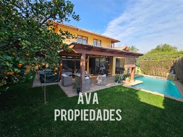 Casa en venta en Av. El carmen, Huechuraba - 5 dormitorios, 4 baños