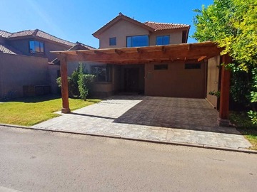 Casa en arriendo mensual en Se arrienda casa Remanso de Chicureo (94235), Colina - 4 dormitorios, 3 baños