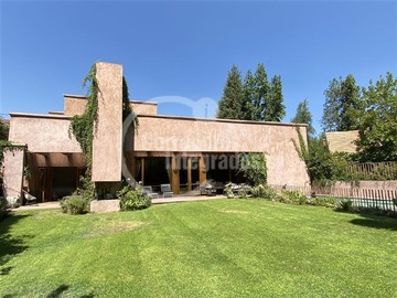Casa en arriendo mensual en Santuario del Valle, Lo Barnechea - 4 dormitorios, 5 baños