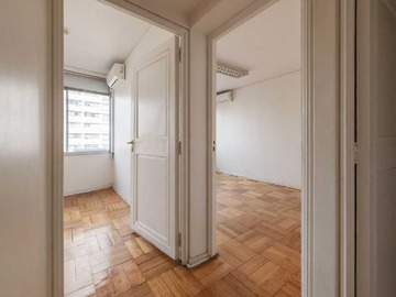 Oficina en arriendo mensual en Oficina Luminosa en Zona Estratégica (177949), Santiago - 2 dormitorios, 1 baño