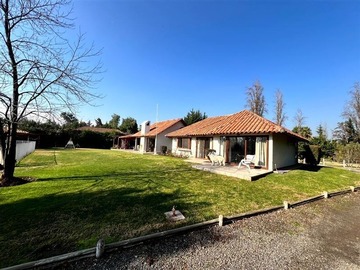 Casa en venta en Exclusivo condominio en Chicureo, Condominio Monte Piedra, Colina - 6 dormitorios, 4 baños