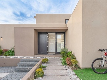 Casa en arriendo mensual en Av. Jose pedro rabat, Colina - 5 dormitorios, 4 baños