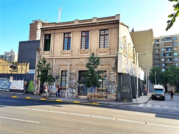 Casa en venta en Metro Universidad Catolica, Santiago - 12 dormitorios, 3 baños