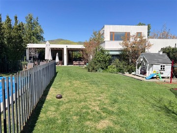 Casa en venta en Condominio Los Bosques, novación de crédito tasa 1.71%, Colina - 4 dormitorios, 4 baños