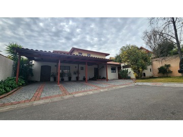Casa en venta en Condominio en Av Quilin, Peñalolén - 4 dormitorios, 4 baños