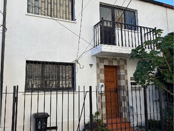 Casa en venta en Casa de Dos Pisos Ubicada Frente Al Centro de Justicia - 3 dormitorios, 2 baños