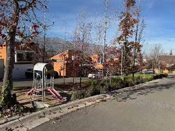 Casa en venta en Rebajada luminosa casa en condominio no perimetral, Lo Barnechea - 5 dormitorios, 5 baños