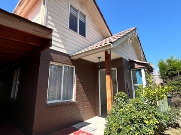 Casa en venta en Amplia Casa en Avda la Hacienda 1ra Etapa Larapinta Lampa - 3 dormitorios, 2 baños