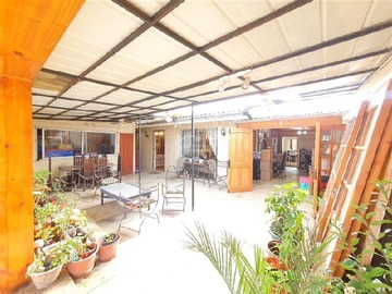 Casa en venta en Metro Fernando Castillo Velasco, La Reina - 4 dormitorios, 3 baños