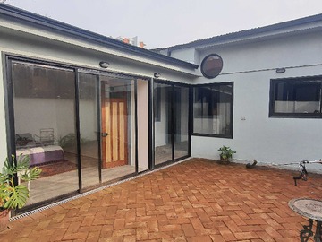Casa en venta en Casa Moderna con Amplio Jardín (160866), Providencia - 3 dormitorios, 2 baños