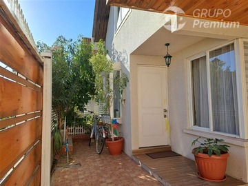 Casa en venta en Presbitero Felix Zaragoza con calle Presidente Jorge Montt Malloco, Peñaflor - 5 dormitorios, 3 baños