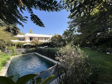 Casa en venta en Fray Martin/ Fray Gabriel, Las Condes - 6 dormitorios, 6 baños