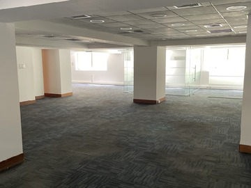 Oficina en arriendo mensual en Entre huérfanos y agustinas, Santiago - 1 dormitorio, 2 baños