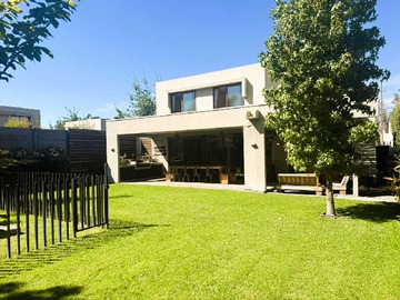 Casa en venta en Acogedora Casa Ideal para Familias Grandes (170511), Colina - 3 dormitorios, 3 baños