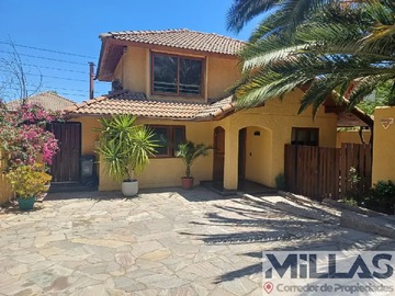 Casa en venta en Exclusiva Casa en Condominio Privado Huechuraba 4D+4B - 4 dormitorios, 4 baños