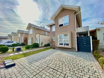 Casa en venta en Casa Laguna del Sol UF 5.700, 3D 3B 2e - 5 dormitorios, 2 baños