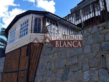 Casa en venta en Propiedad con Dos Viviendas Central Quilpue - 7 dormitorios, 3 baños