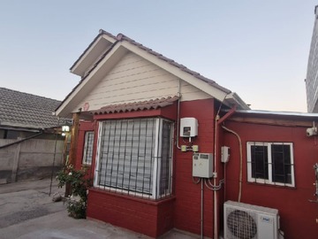 Casa en venta en Propiedad en Pasaje los Hibiscos Oriente Larapinta, Lampa. - 3 dormitorios, 2 baños