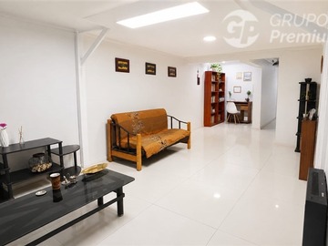 Casa en venta en Santa julia con av. Américo vespucio, 5d/2b/metro santa julia., La Florida - 5 dormitorios, 2 baños