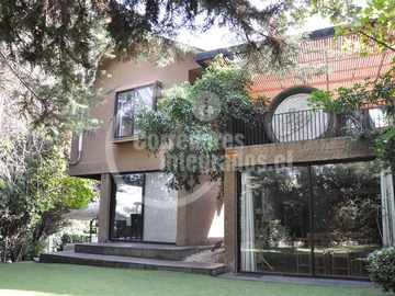 Casa en venta en Loma del Canelo / Carlos Peña Otaegui, Las Condes - 5 dormitorios, 4 baños