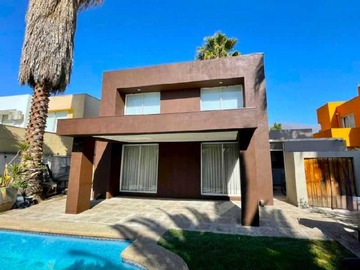 Casa en venta en Diseño moderno, amplios espacios y piscina (170199), Peñalolén - 4 dormitorios, 4 baños
