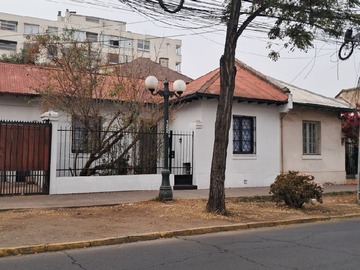 Casa en venta en Entre santa isabel// fco. Bilbao, Providencia - 3 dormitorios, 1 baño