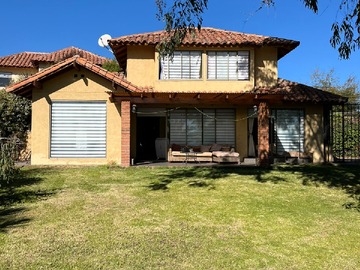 Casa en venta en Camino El Puntal, Peñalolén - 4 dormitorios, 3 baños