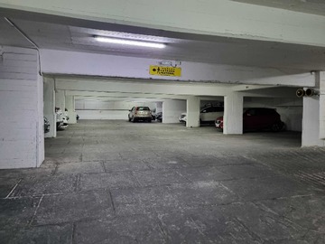 Estacionamiento en venta en Al lado del municipal (70995), Santiago