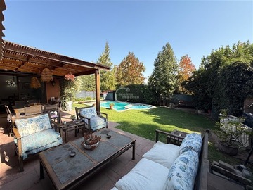 Casa en venta en Los Fresnos / El Carmen de Huechuraba, Huechuraba - 5 dormitorios, 4 baños