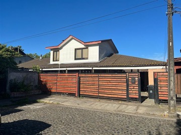 Casa en venta en cerca de la Universidad de Concepción, por Ricardo Vicuña al poniente, Los Ángeles - 4 dormitorios, 4 baños