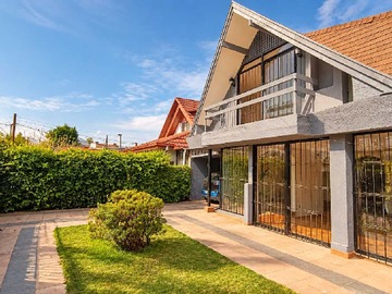 Casa en arriendo mensual en En Vitacura - 6 dormitorios, 4 baños