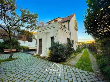 Casa en venta en Eliodora Yañez, Providencia - 6 dormitorios, 3 baños