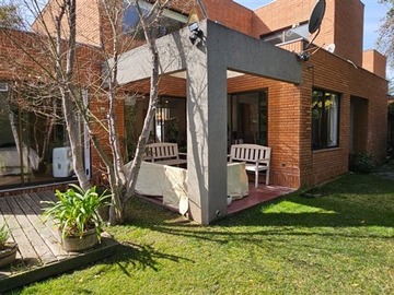 Casa en arriendo mensual en Clinica Alemana de la Dehesa, Lo Barnechea - 4 dormitorios, 3 baños