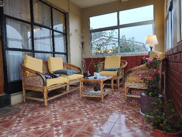 Casa en venta en Vende Amplia E Iluminada Casa en Villa Alemana - 4 dormitorios, 2 baños