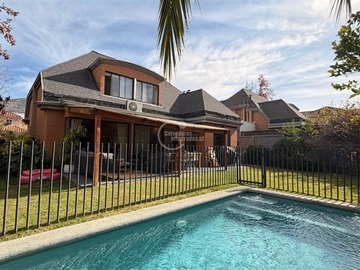 Casa en venta en Parque Los Castaños / En Condominio, Lo Barnechea - 5 dormitorios, 4 baños