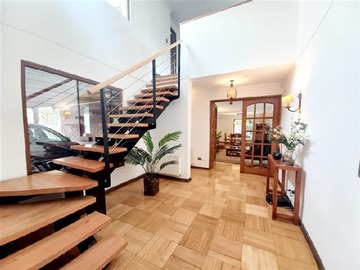 Casa en venta en Vende casa dos pisos remodelada 7 dormitorios 6b 4e con piscina. La reina, La Reina - 7 dormitorios, 6 baños