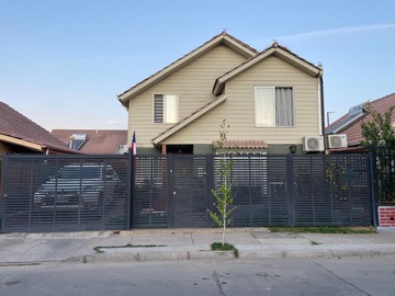 Casa en venta en Larapinta, Lampa - 4 dormitorios, 3 baños