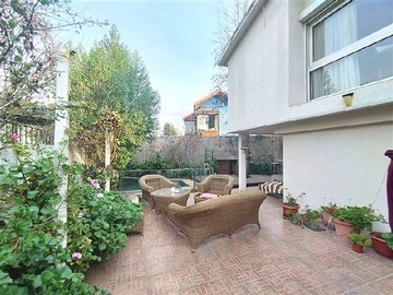 Casa en venta en Metro Fernando Castillo Velasco, La Reina - 7 dormitorios, 5 baños
