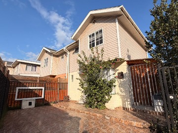 Casa en arriendo mensual en Coquimbo entre Milán y Torino, Puente Alto - 3 dormitorios, 2 baños
